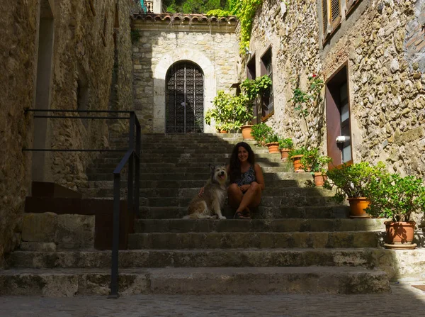 Giovane Donna Che Cammina Con Suo Cane Besalu — Foto Stock