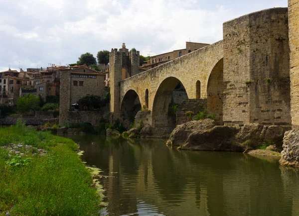 Girona的Besalu桥 — 图库照片