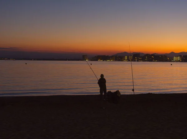 Silhouette Eines Mannes Der Mit Einem Sonnenuntergang Meer Fischt — Stockfoto