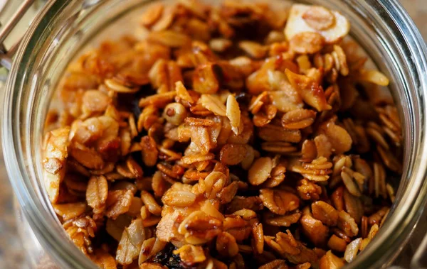 Ev yapımı müsli dolu cam kavanoz.