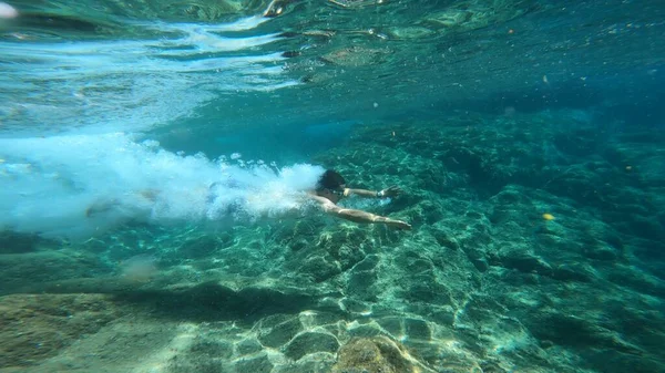 Costa Bravo 'da şnorkelle yüzen genç adam.