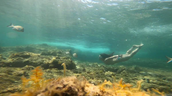 Jonge Vrouw Snorkelen Costa Brava — Stockfoto