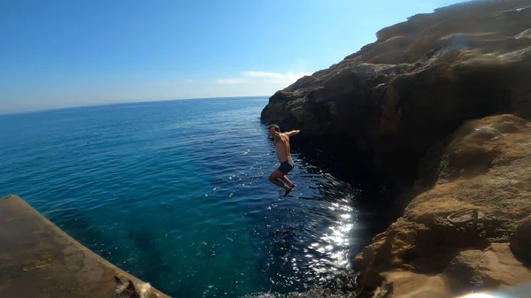 Jonge Man Springen Zee Van Een Klif Costa Brava — Stockfoto