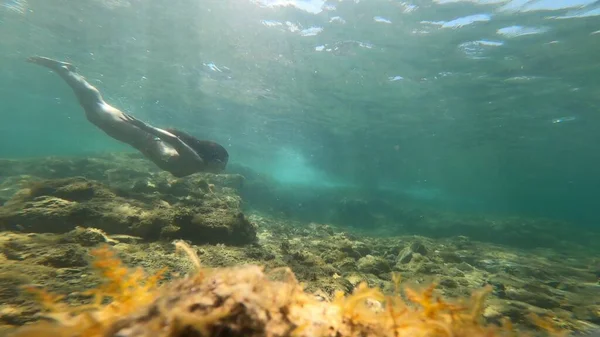 Mladá Žena Šnorchlování Costa Brava — Stock fotografie