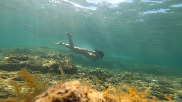 Jonge Vrouw Snorkelen Costa Brava — Stockfoto