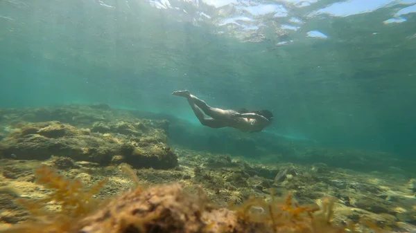 Jovem Mulher Snorkelling Costa Brava — Fotografia de Stock