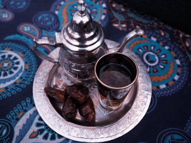 Nane ve hurma ile Fas çayı