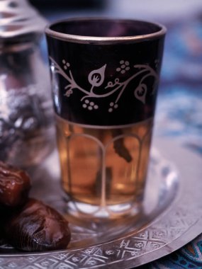 Nane ve hurma ile Fas çayı