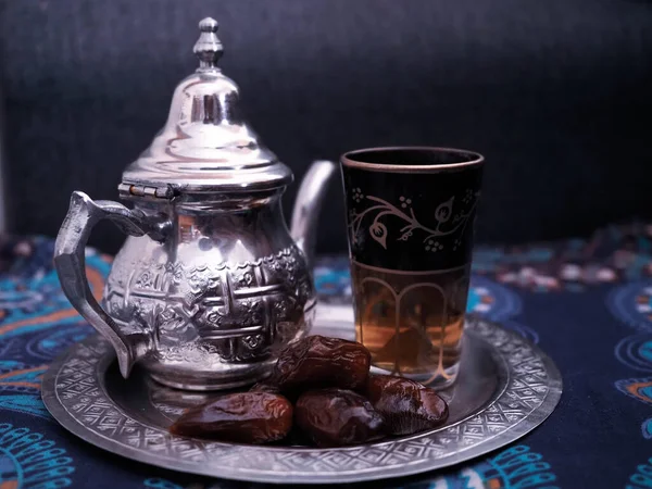 Nane ve hurma ile Fas çayı