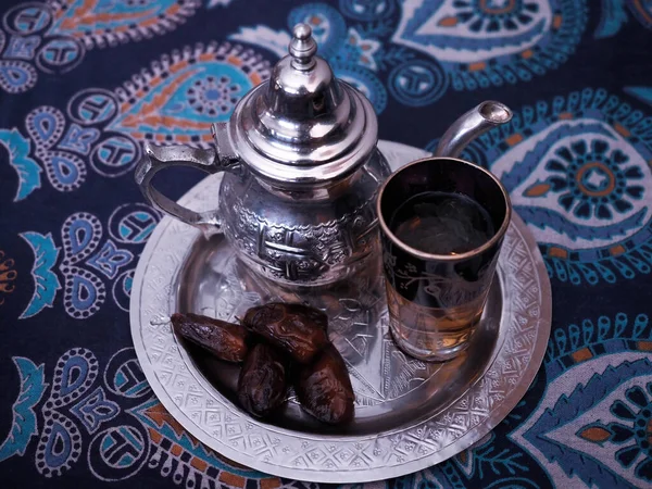 Nane ve hurma ile Fas çayı