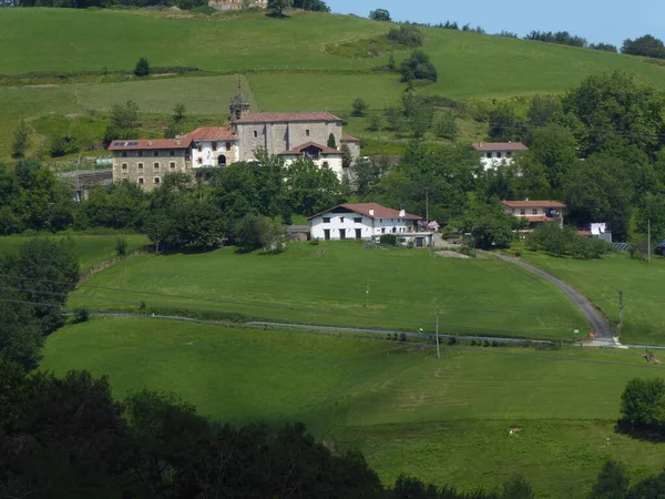 Bask ülkesindeki dağlarda eski çiftlikler