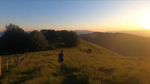 Jovem Correndo Nas Montanhas Com Pôr Sol Fundo — Fotografia de Stock