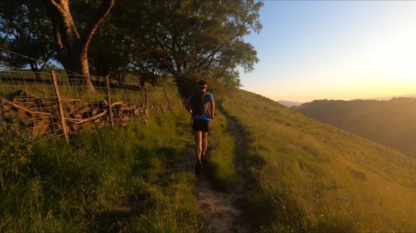 Jovem Correndo Nas Montanhas Com Pôr Sol Fundo — Fotografia de Stock