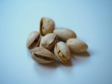 Beyaz bir masaya biraz fıstık.