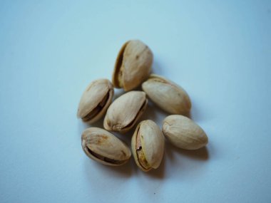 Beyaz bir masaya biraz fıstık.