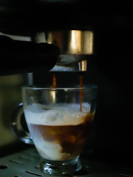 Kahve makinesinde sütlü kahve. 