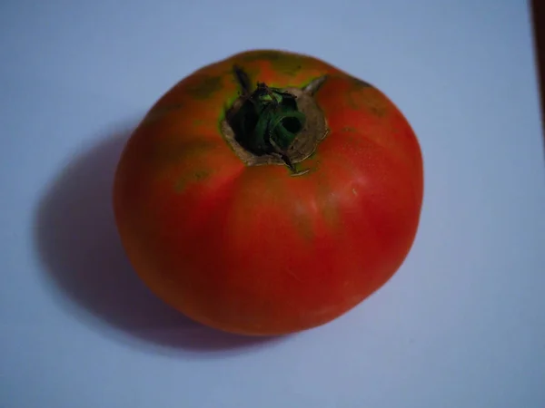 Eine Tomate Einen Weißen Tisch — Stockfoto