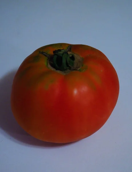 Tomate Una Mesa Blanca — Foto de Stock