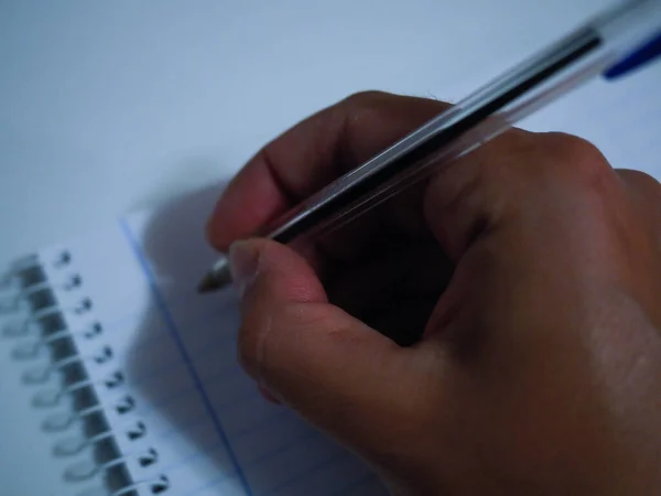 Ręka Długopisem Notatnikiem — Zdjęcie stockowe