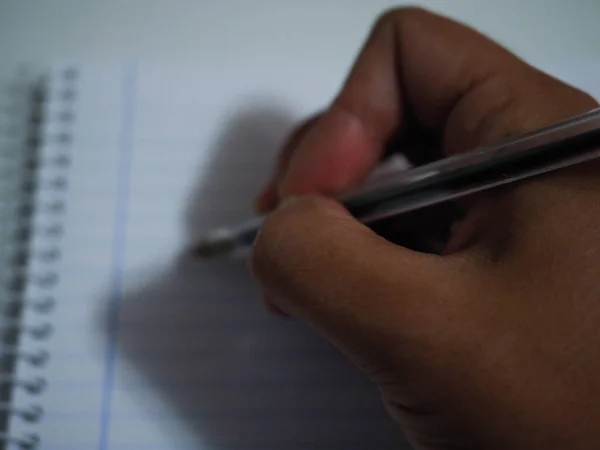 Mão Com Uma Caneta Caderno — Fotografia de Stock