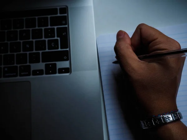 Hand Einer Jungen Frau Mit Computer Und Notizbuch — Stockfoto