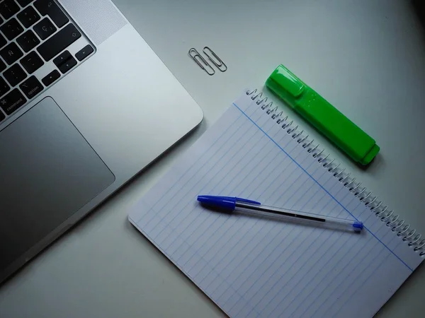 Ένας Υπολογιστής Ένα Σημειωματάριο Και Ένα Στυλό Ένα Λευκό Τραπέζι — Φωτογραφία Αρχείου