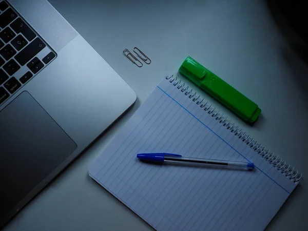 Ein Computer Mit Notizbuch Und Stift Auf Einem Weißen Tisch — Stockfoto