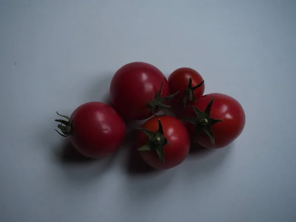 Tomates Cereja Isolados Uma Mesa Branca — Fotografia de Stock