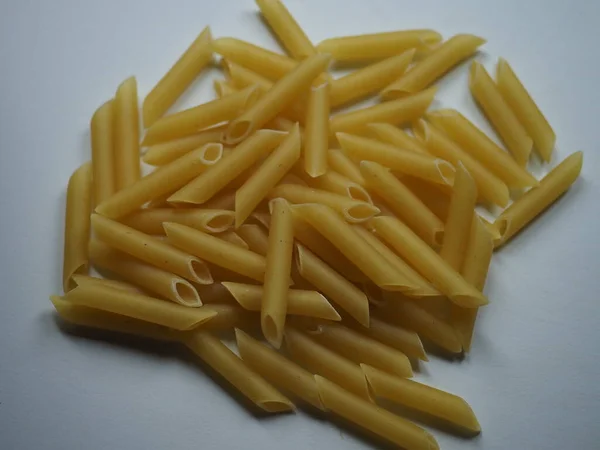 Wat Ongekookte Pasta Een Witte Tafel — Stockfoto