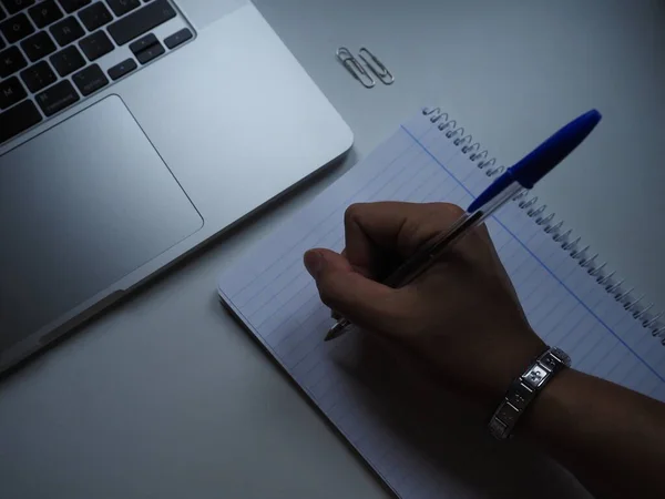 Mão Uma Jovem Mulher Com Computador Caderno — Fotografia de Stock