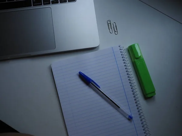 Una Computadora Con Cuaderno Bolígrafo Sobre Una Mesa Blanca —  Fotos de Stock