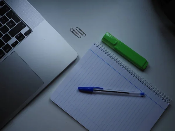 Ein Computer Mit Notizbuch Und Stift Auf Einem Weißen Tisch — Stockfoto