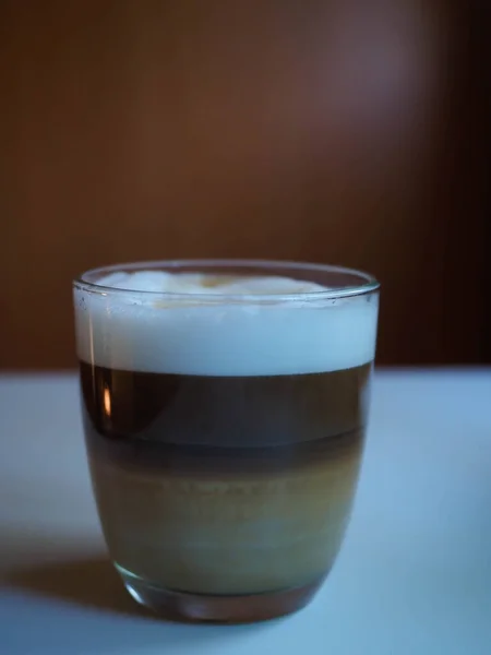 Foto Uma Xícara Café Com Leite Uma Mesa Branca — Fotografia de Stock