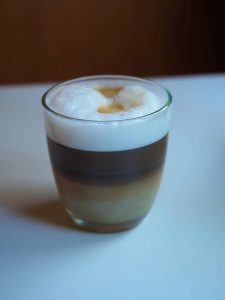 Image Une Tasse Café Avec Lait Dans Une Table Blanche — Photo