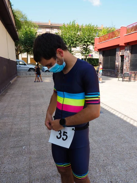 Młody Człowiek Noszący Śliniaczek Przed Wyścigiem — Zdjęcie stockowe