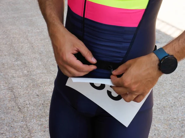 Joven Vistiendo Babero Carrera Antes Una Carrera — Foto de Stock