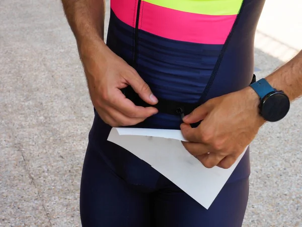 Yarıştan önce önlük giyen genç bir adam.