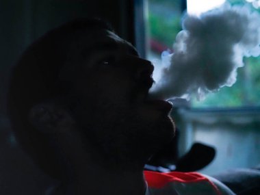 Nargile içen genç adam portresi