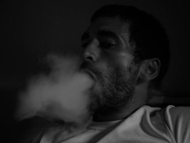 Nargile içen genç adam portresi