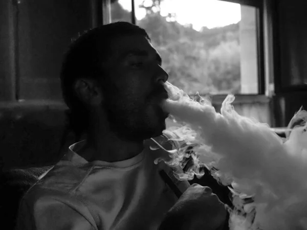 Ung Man Porträtt Rökning Hookah — Stockfoto