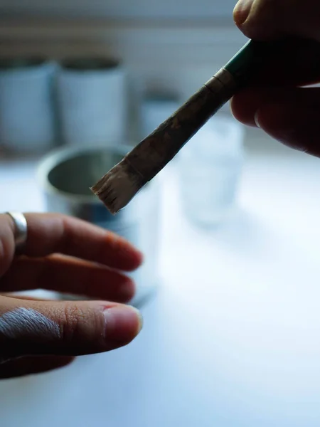 Hand Van Een Jonge Vrouw Met Een Penseel — Stockfoto