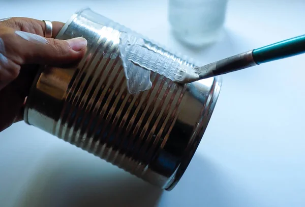 Hand Van Een Jonge Vrouw Schilderen Een Metalen Blik — Stockfoto