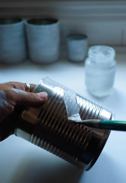 Mão Uma Jovem Mulher Pintando Uma Lata Metal — Fotografia de Stock