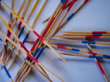 Beyaz bir masada bir çubuk parçası seç.