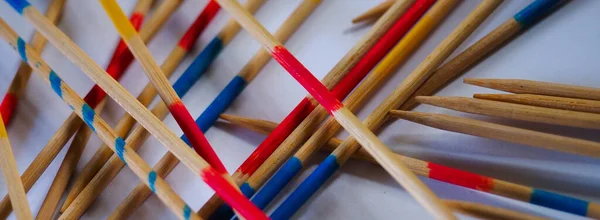 Beyaz bir masada bir çubuk parçası seç.