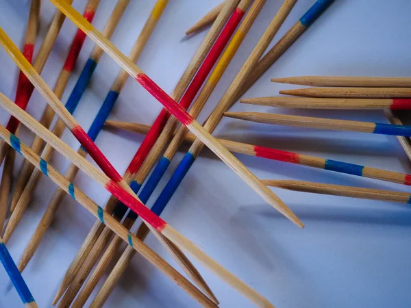 Beyaz bir masada bir çubuk parçası seç.