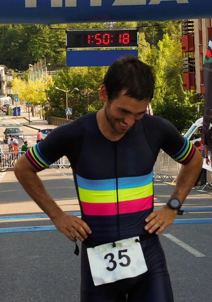 Genç adam yarışı bitirdikten sonra