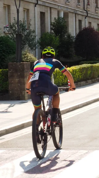 Jovem Montando Uma Bicicleta Montanha Uma Corrida — Fotografia de Stock