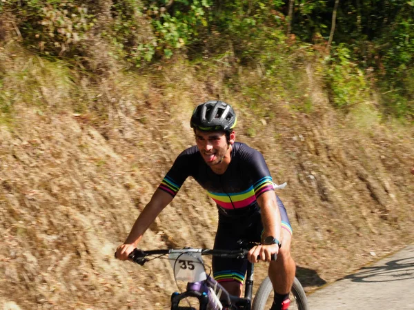 Jonge Man Rijden Een Mountainbike Een Race — Stockfoto
