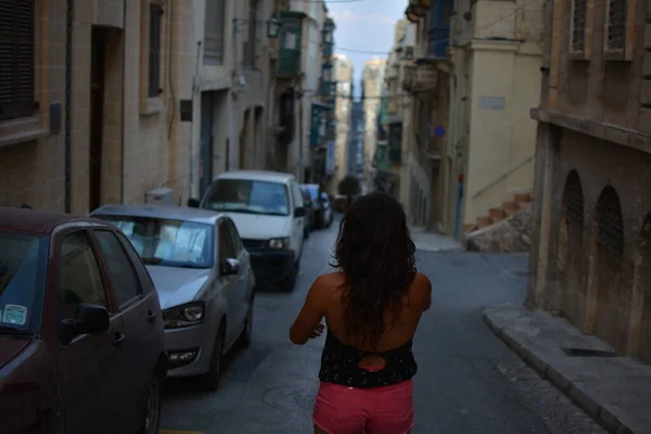 在Malta散步的年轻妇女 — 图库照片